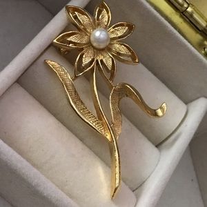 Vintage Gerrys Brooch Goldtone flower